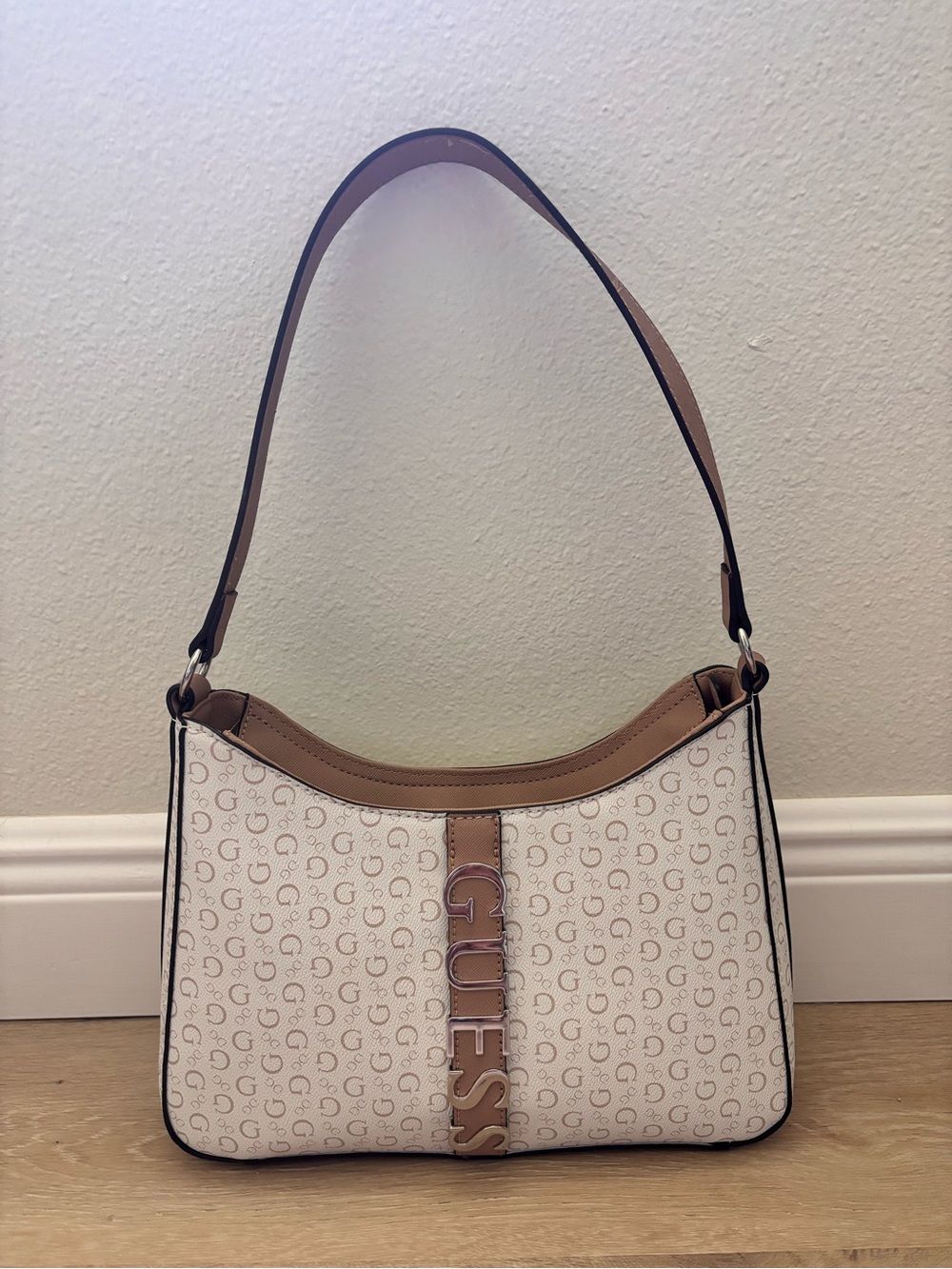 Beautiful Guess Logan Monogram shoulder bag New